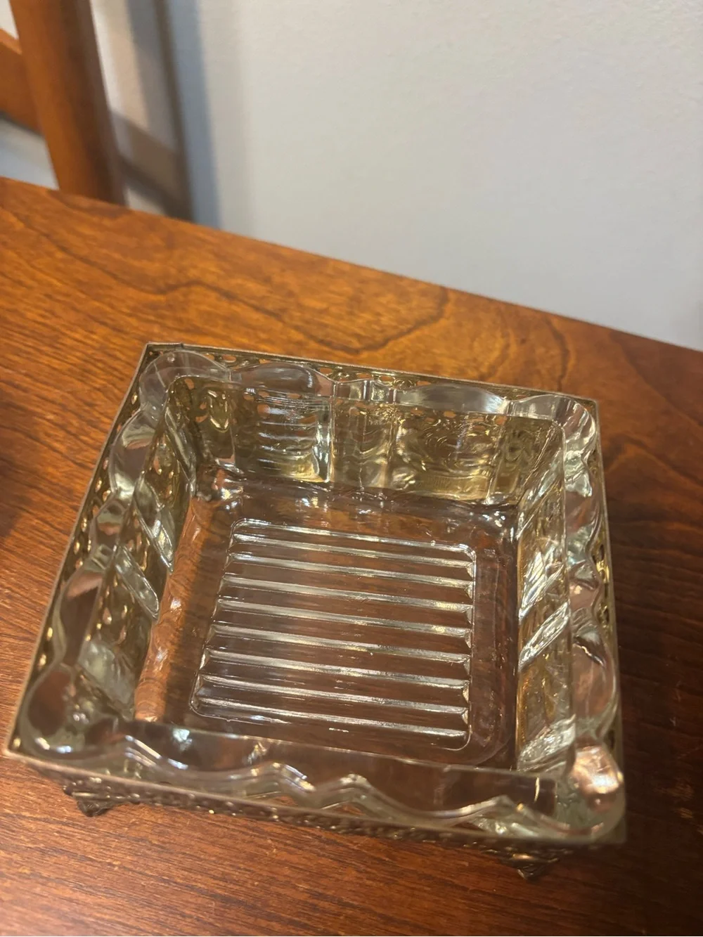 VINTAGE HOLLYWOOD REGENCY GLASS & GOLD FILIGREE FOOTED JEWELRY/TRINKET BOX